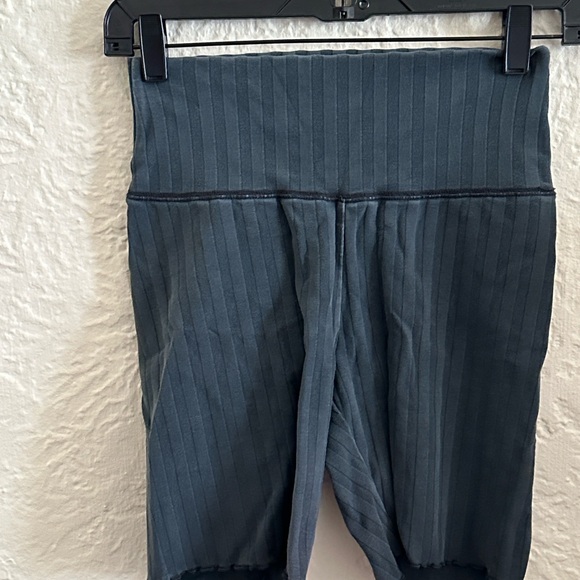 Offline by aerie OG Bike Shorts Hi Rise 7” Inseam Soft Black Gray Ribbed Medium - Picture 2 of 5